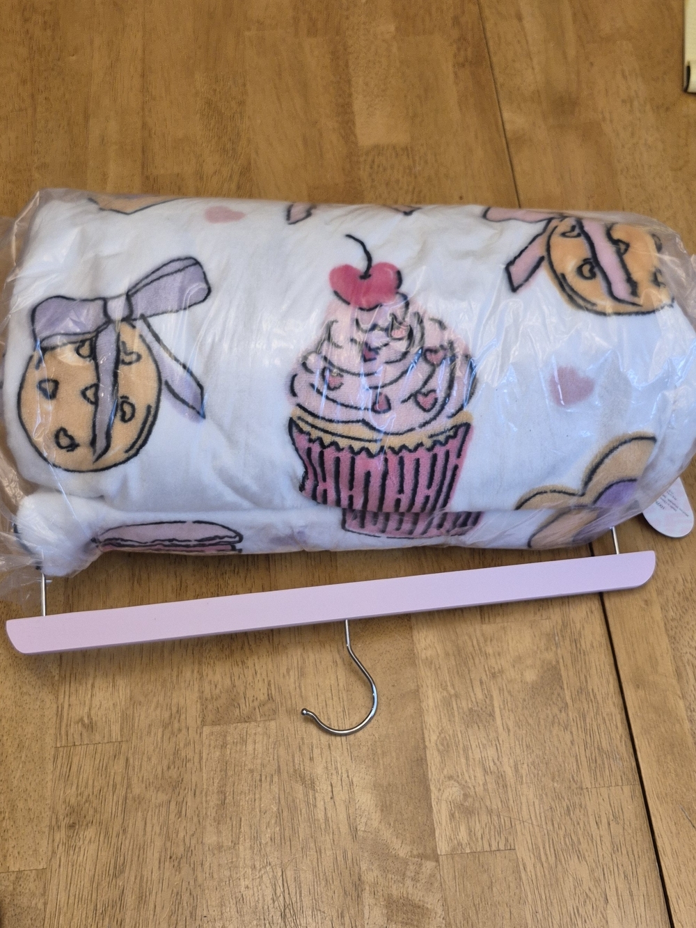 Betsey Johnson Super Soft Plush Blanket Sweet Treats Coquette Cupcake Macaroon - Picture 5 of 7